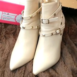 Ladies Charlotte Russe ankle booties sz8 heals